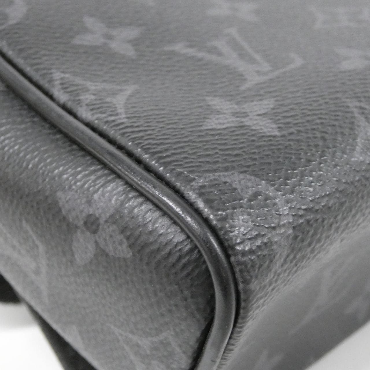 LOUIS VUITTON District M44000 Shoulder Monogram