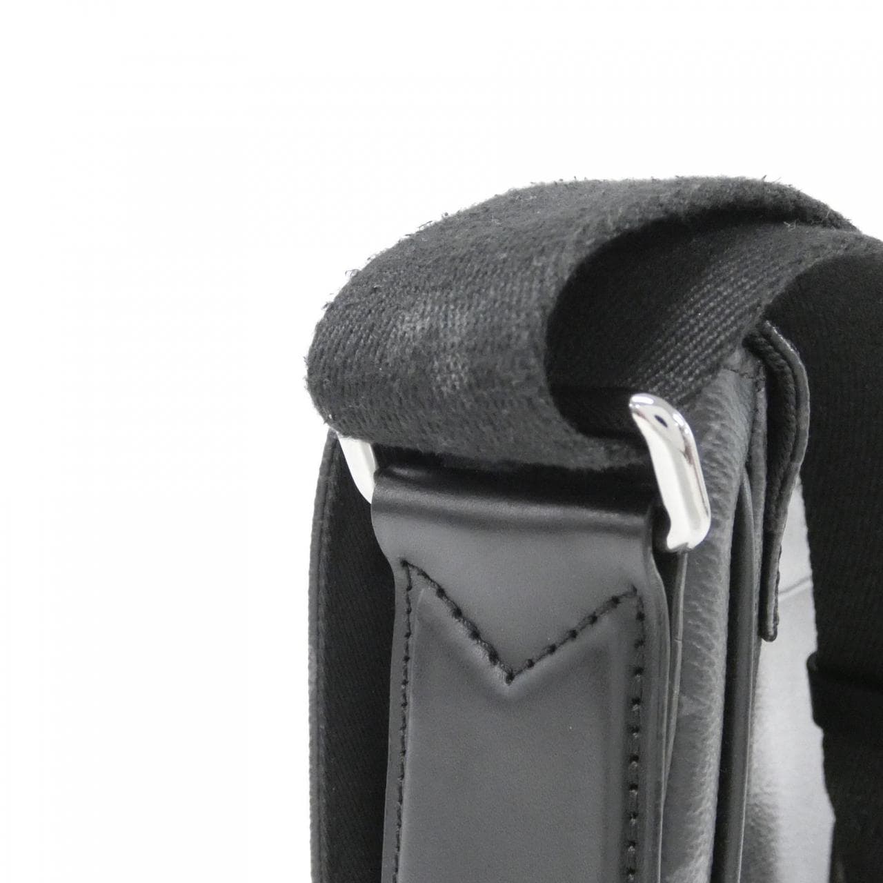 LOUIS VUITTON District M44000 Shoulder Monogram