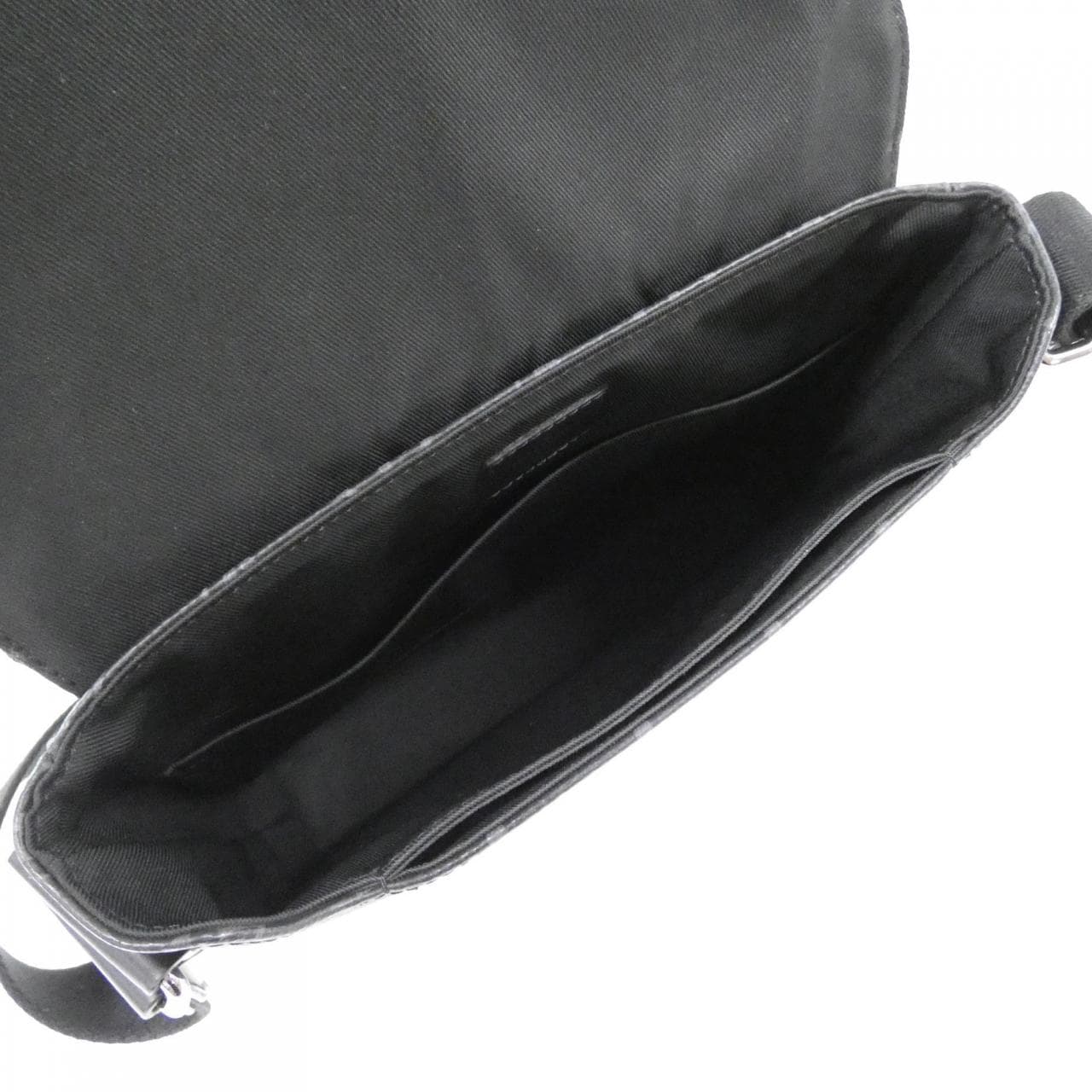 LOUIS VUITTON District M44000 Shoulder Monogram